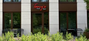 Tony's Pizzeria Airport Außenansicht